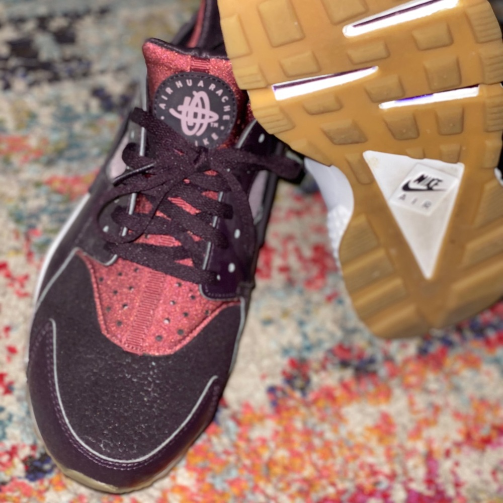 Women’s Nike Air Huarache shoes size 8.5